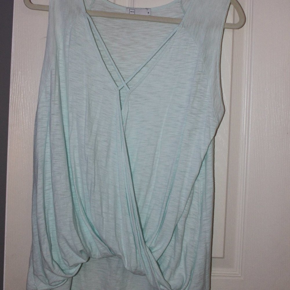 Blue cross over fabric with connecting strings